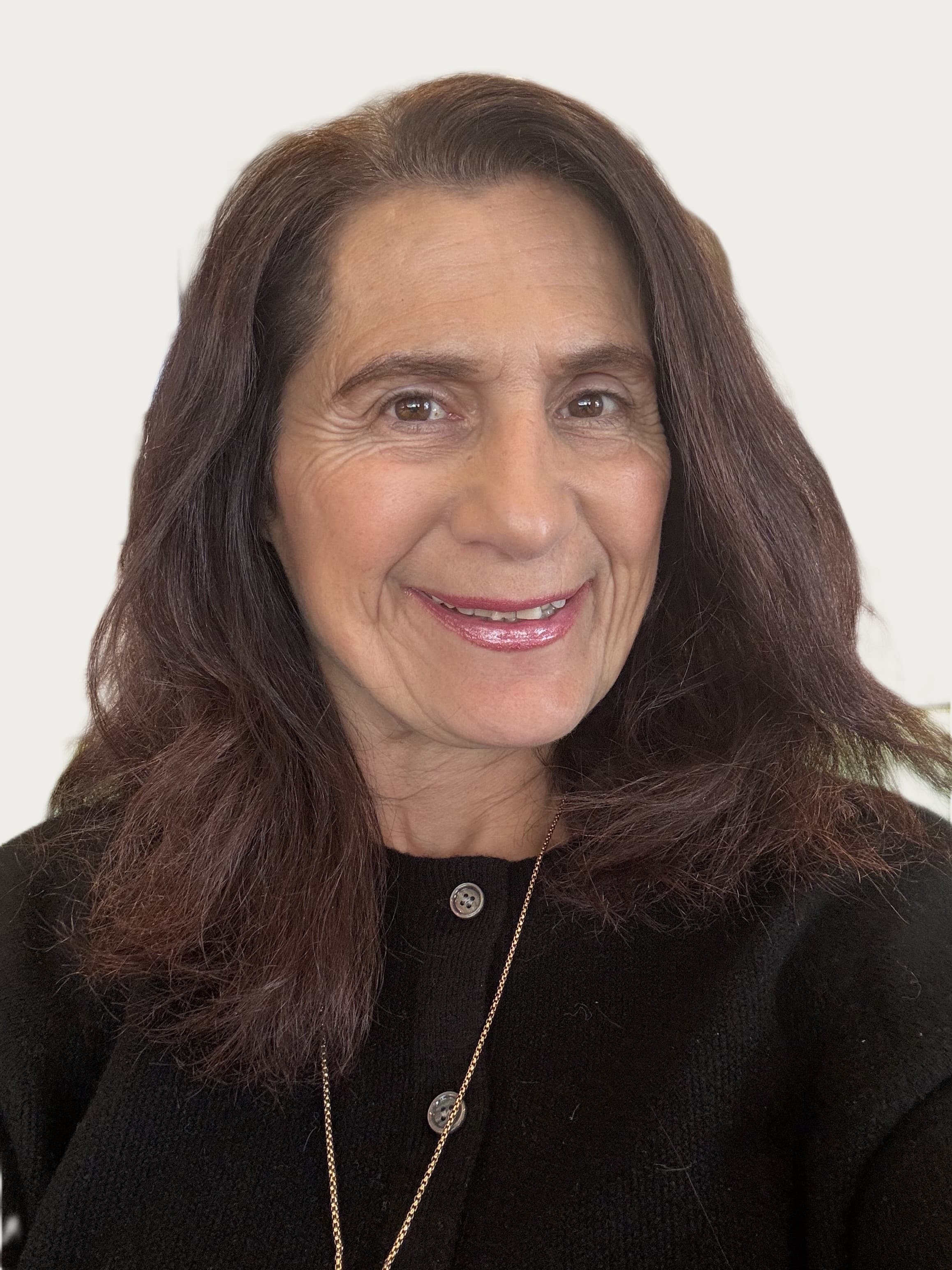 Portrait of Yasmina, native French tutor and language specialist based in Richmond California