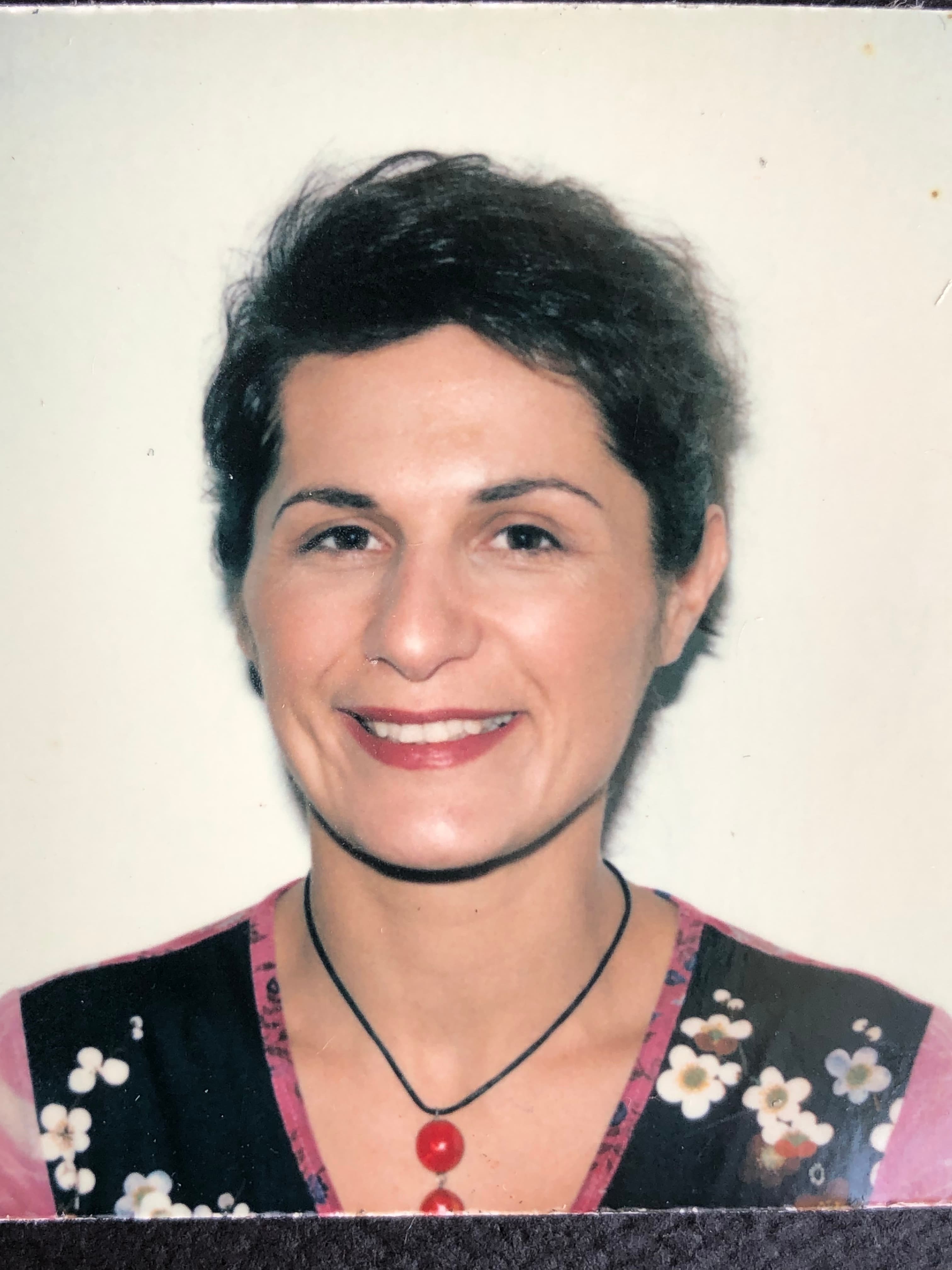 Portrait of Yasmina, native French tutor and language specialist based in Richmond California